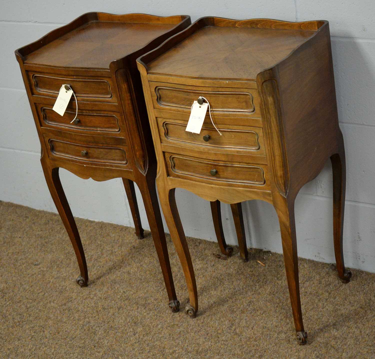 A pair of early 20th Century walnut bedside cabinets - Bild 2 aus 2