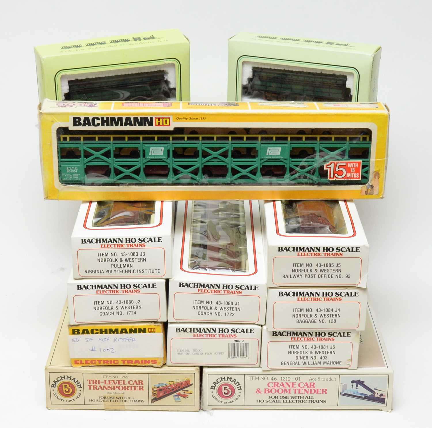 Bachmann HO-gauge Electric Trains Series boxed carriages and rolling stock.