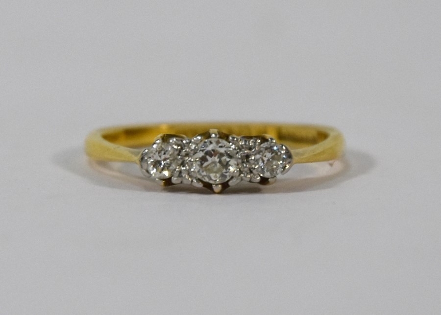 A three stone diamond claw set ring - Image 2 of 5