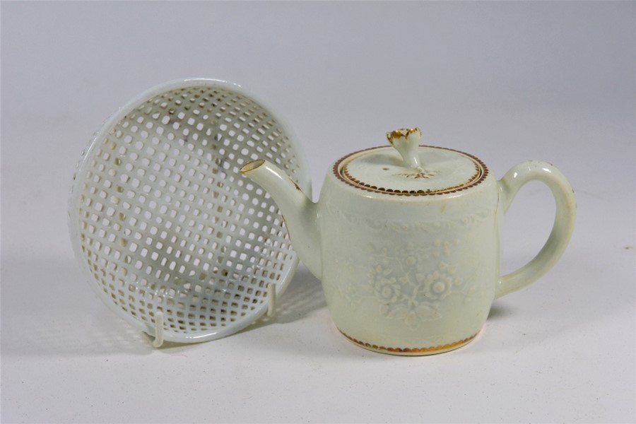 An 18th century Chinese porcelain white glazed teapot to/w reticulated domed cover (2)