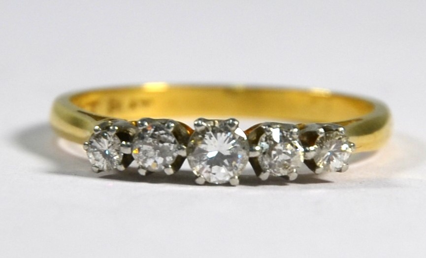 A five-stone diamond ring - Image 2 of 5