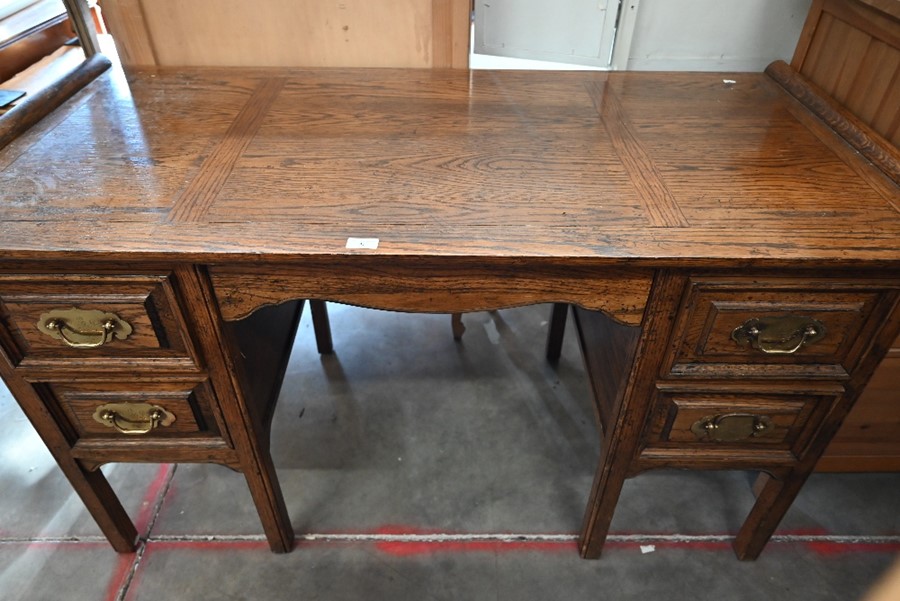 A panelled oak kneehole desk with five drawers - Image 2 of 3