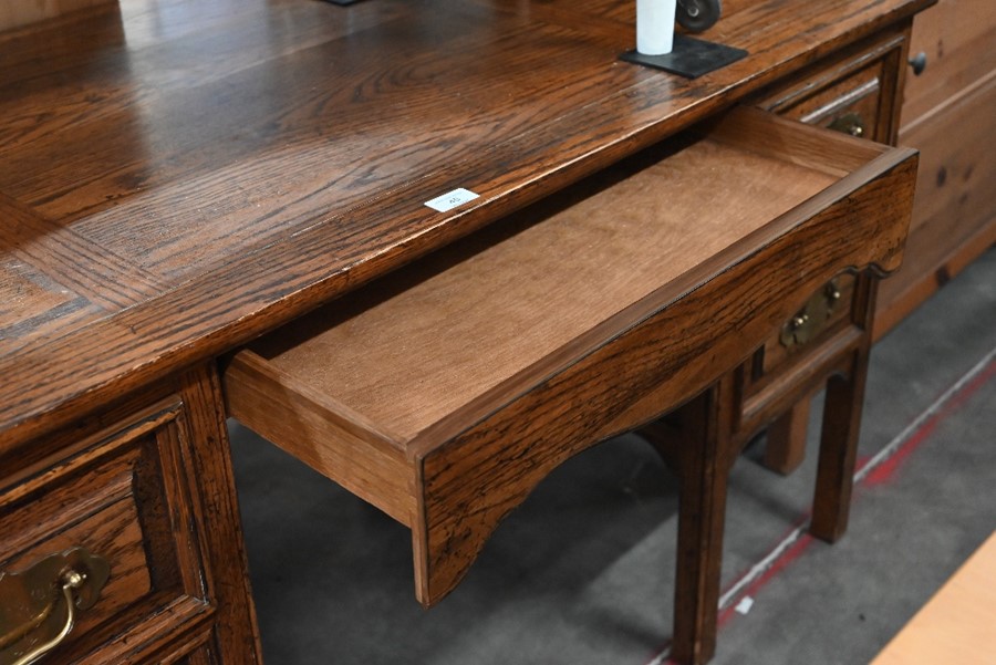 A panelled oak kneehole desk with five drawers - Image 3 of 3