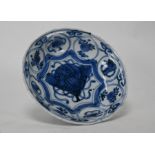 A Chinese blue and white Kraak ware scalloped dish, Wanli period (1573-1619) 14.2 cm
