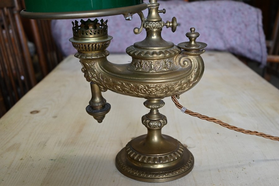 An ornate brass table lamp - Image 2 of 3