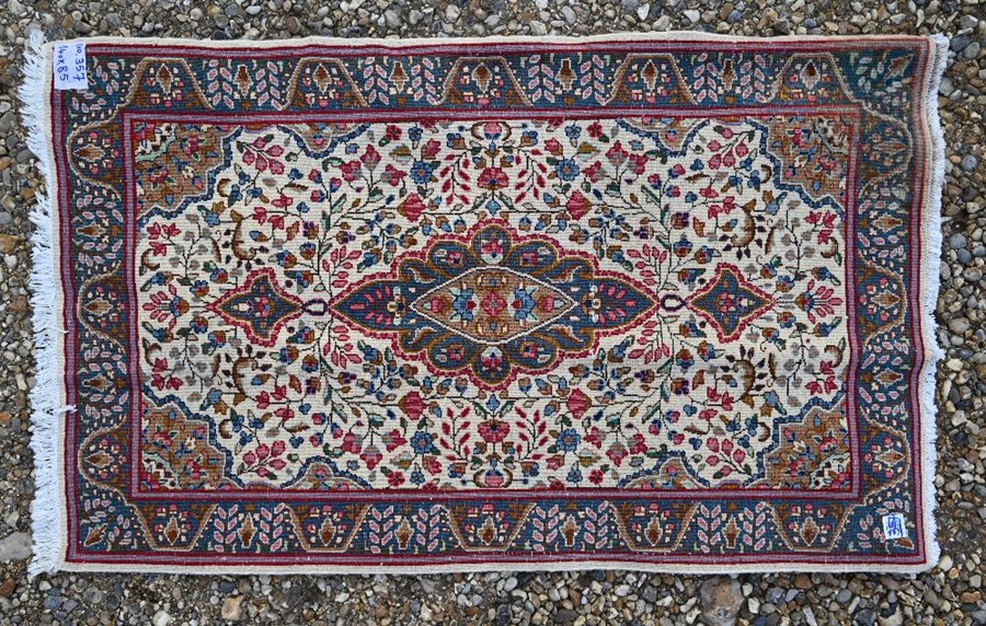 A Persian cream ground Kirman rug, 140 cm x 85 cm - Image 2 of 2