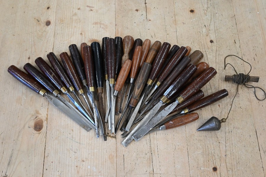 A selection of turner's chisels with whetstone to/w small collection of ceramics and glass ornaments - Image 3 of 3