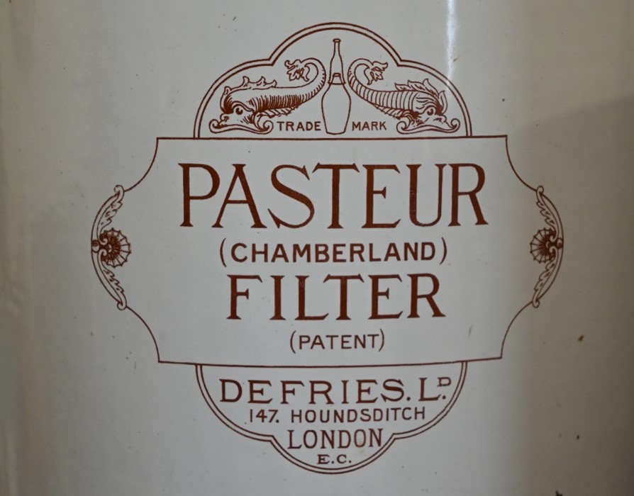 An antique enamelled Pasteur (Chamberland) Filter (for water) by Defries Ltd - Image 2 of 3