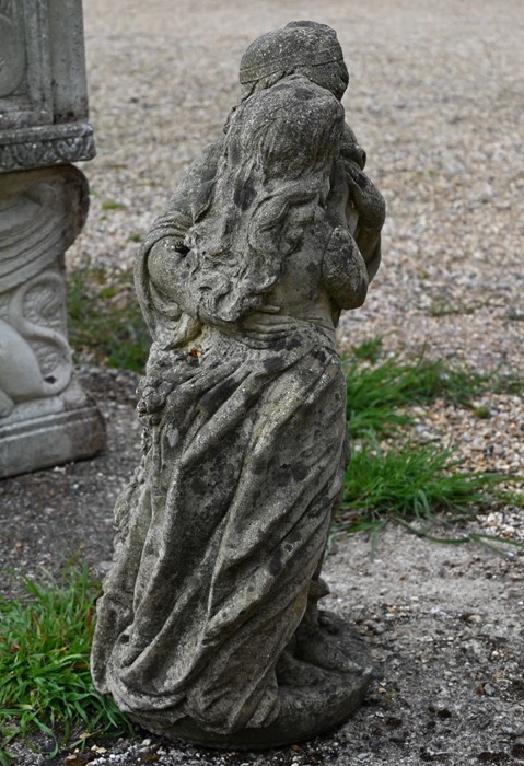 A weathered cast stone garden statue of Romeo & Juliet - Image 2 of 2