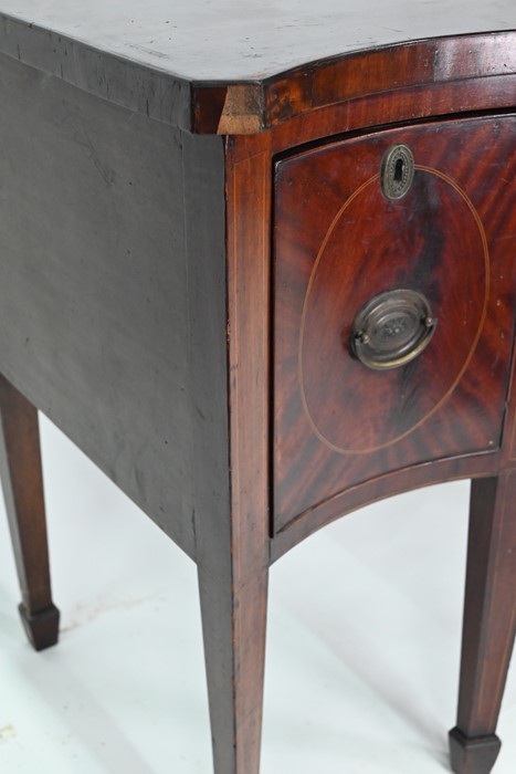 A George III mahogany serpentine form sideboard - Image 10 of 15