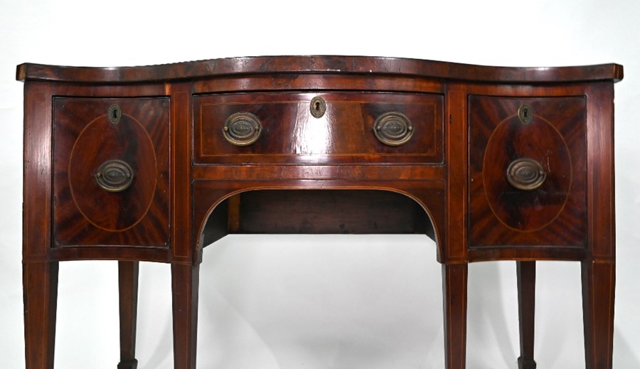 A George III mahogany serpentine form sideboard - Image 13 of 15