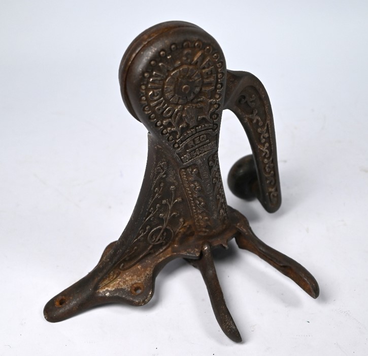 A Gilchrist cast iron counter top mechanical corkscrew - Image 5 of 5