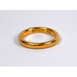 A 22ct yellow gold wedding band