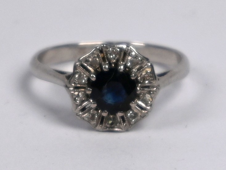 A sapphire and diamond cluster ring - Image 3 of 4
