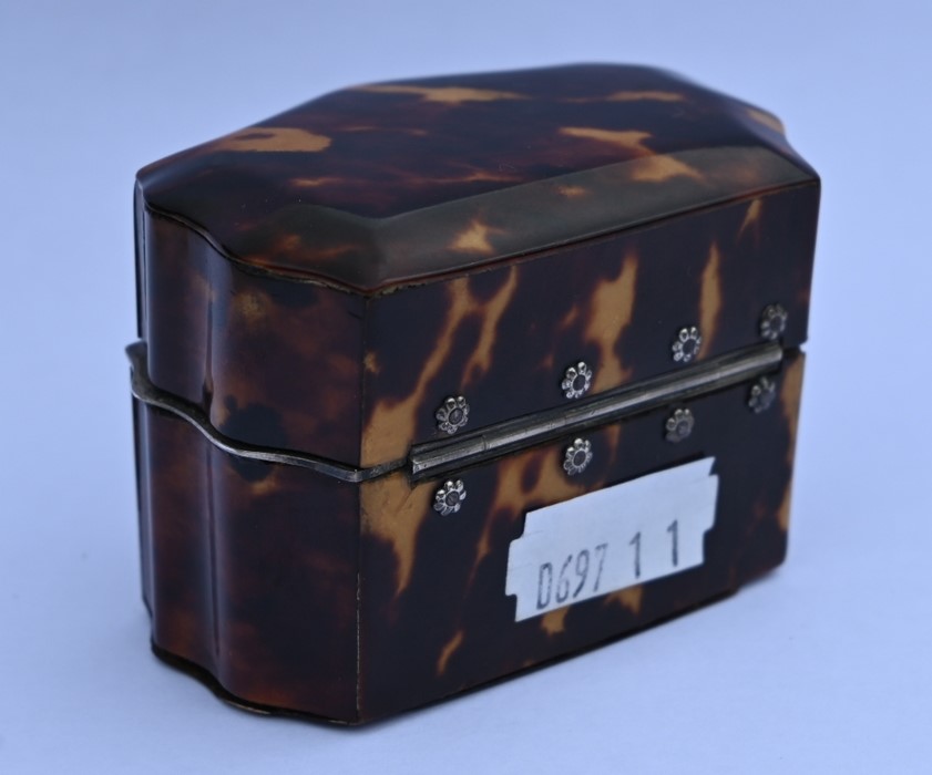 A 19th century Continental tortoiseshell writer's necessaire with white metal mounts - Image 6 of 11