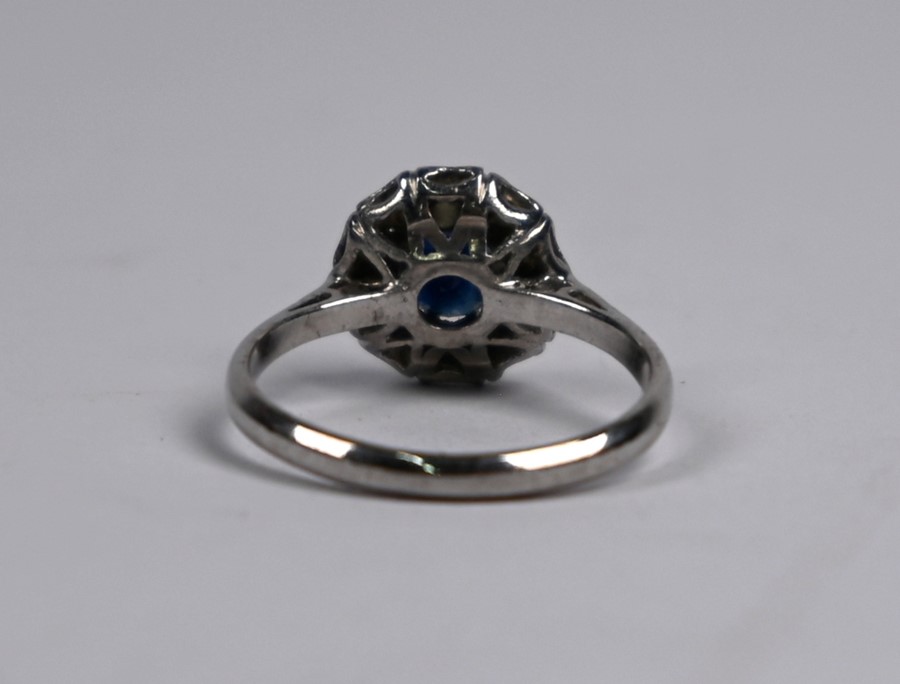 A sapphire and diamond cluster ring - Image 4 of 4
