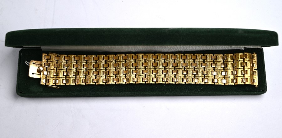 A yellow metal brick-link bracelet - Image 2 of 5