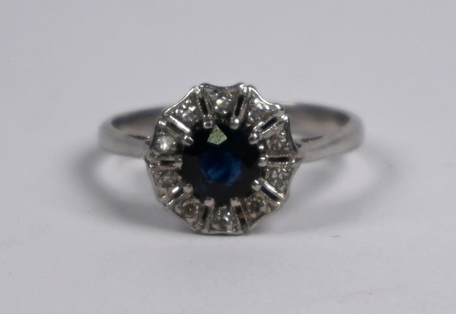 A sapphire and diamond cluster ring - Image 2 of 4