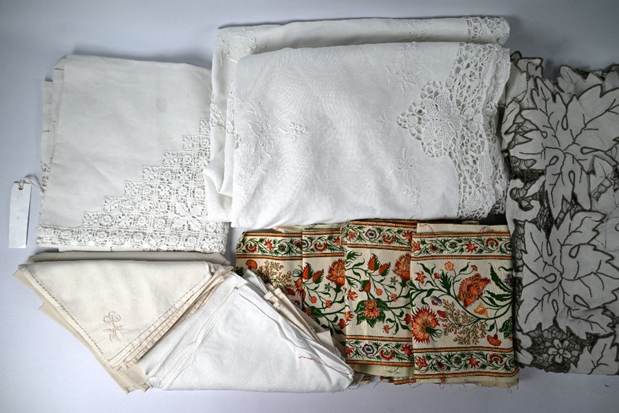 A mixed box of various table linens - Image 2 of 3