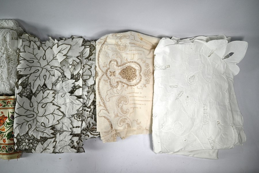 A mixed box of various table linens - Image 3 of 3