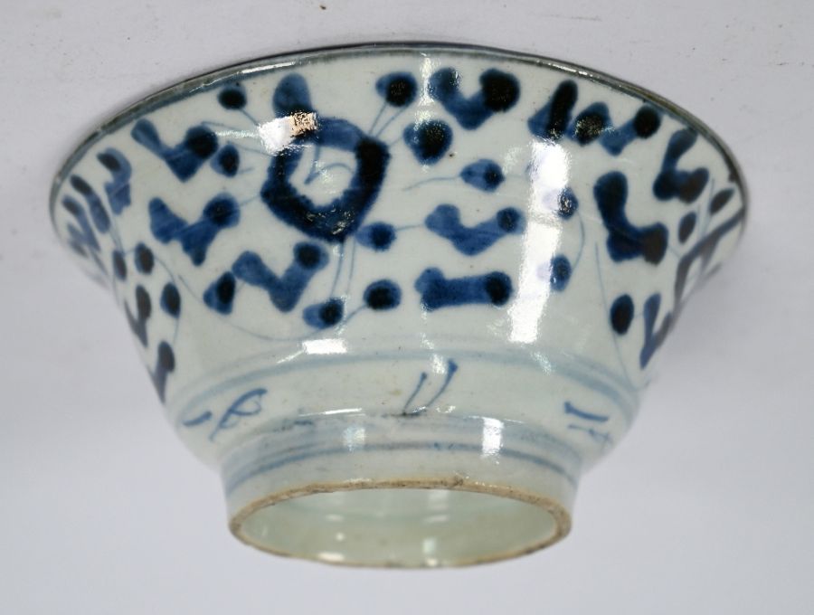 A 17th century Chinese blue and white bowl to/w a Chinese Imari bowl (2) - Image 8 of 9