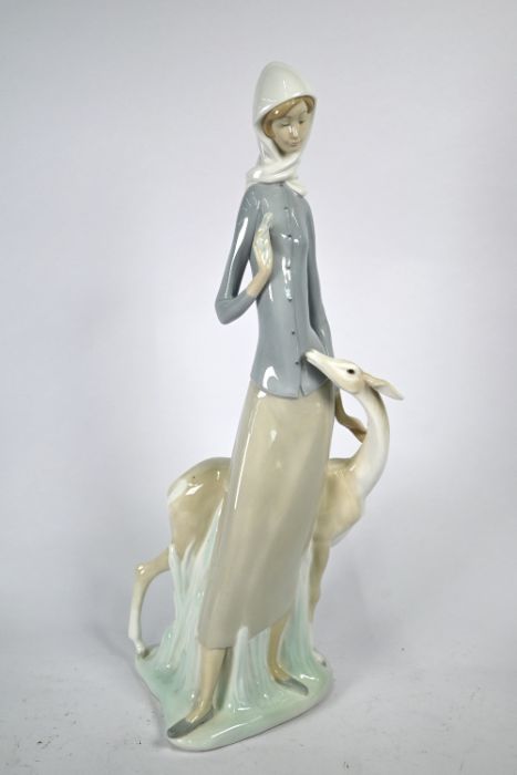 A large Lladro figure of a young woman - Image 3 of 5