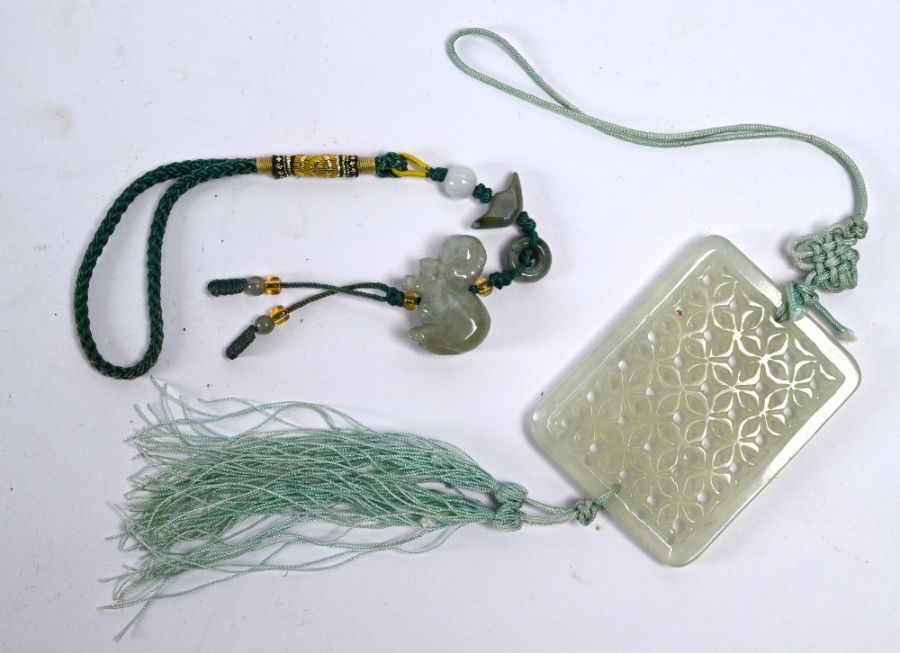 Japanese Kutani tripod Koro and cover to/w Chinese jade pendant - Image 3 of 6