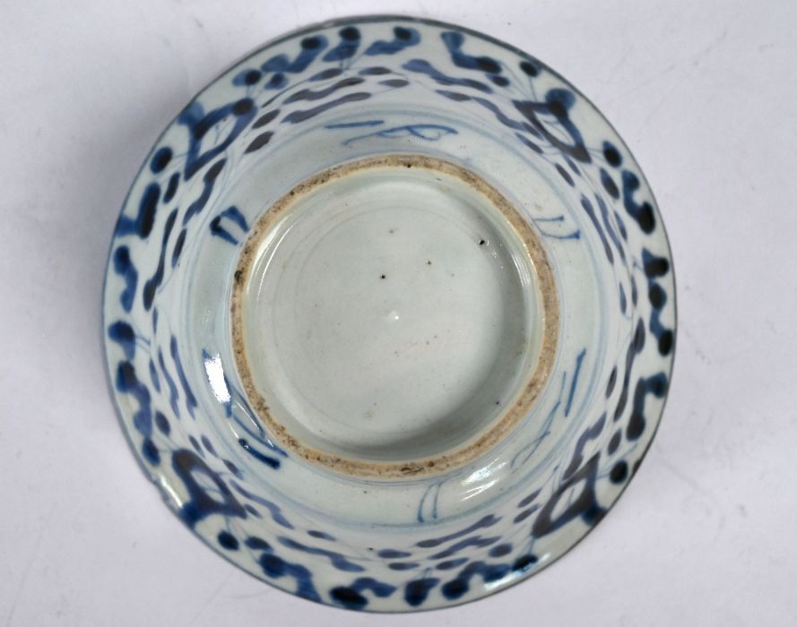 A 17th century Chinese blue and white bowl to/w a Chinese Imari bowl (2) - Image 7 of 9