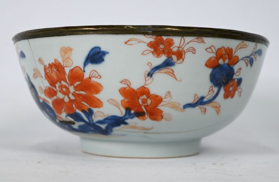 A 17th century Chinese blue and white bowl to/w a Chinese Imari bowl (2) - Image 2 of 9