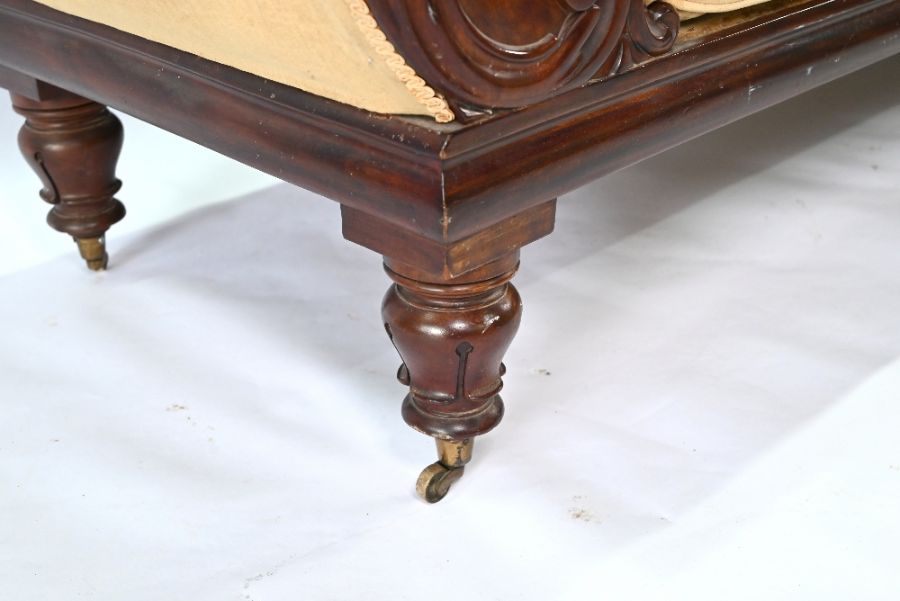 A mid 19th century mahogany framed chaise - Image 5 of 5