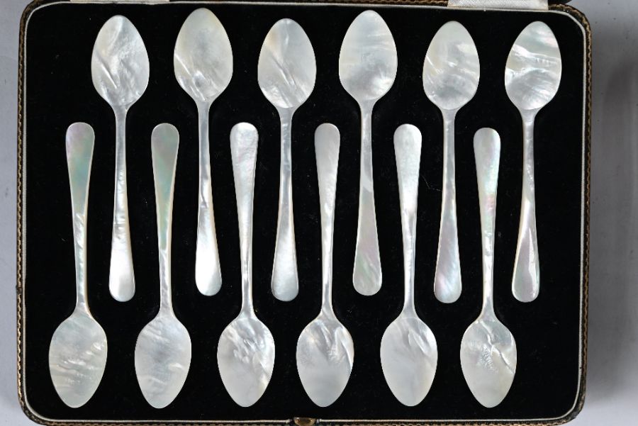 Cased set of twelve mother of pearl caviar spoons and other epns wares - Image 2 of 5