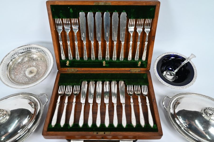 Cased set of twelve mother of pearl caviar spoons and other epns wares - Image 3 of 5