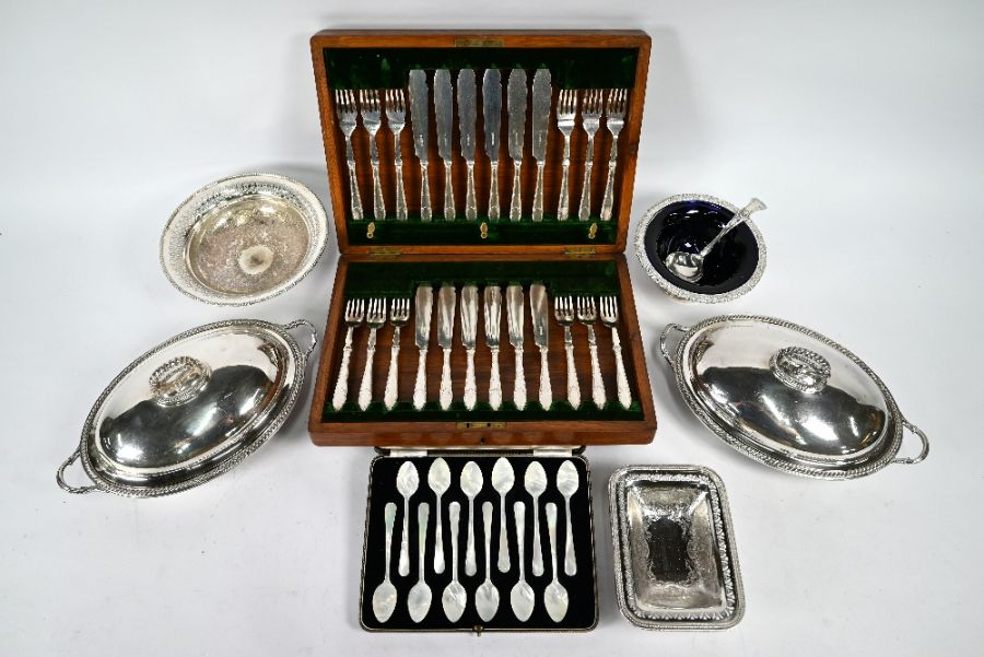 Cased set of twelve mother of pearl caviar spoons and other epns wares