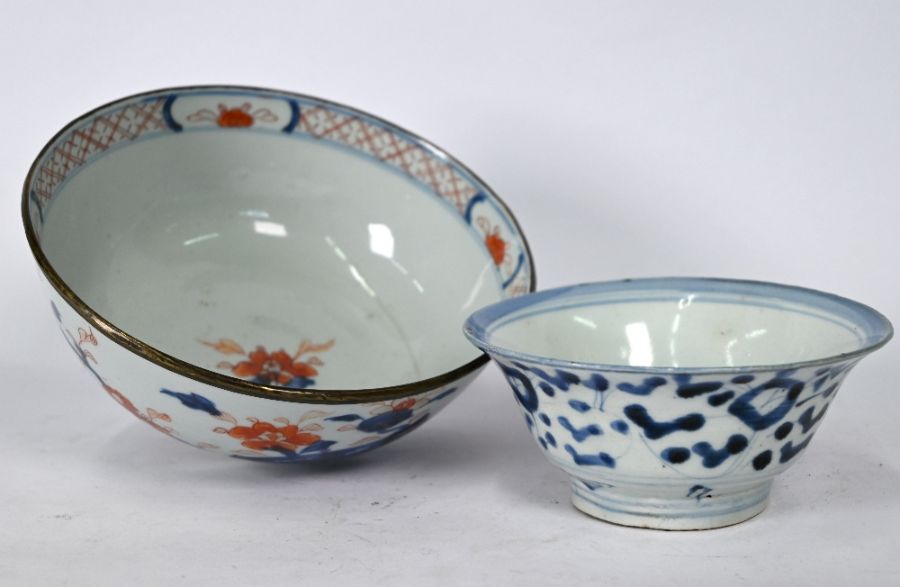 A 17th century Chinese blue and white bowl to/w a Chinese Imari bowl (2)