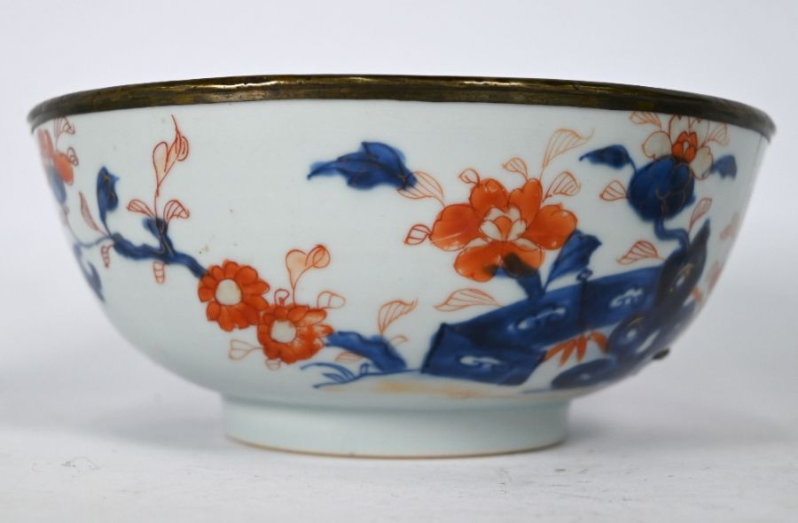 A 17th century Chinese blue and white bowl to/w a Chinese Imari bowl (2) - Image 3 of 9