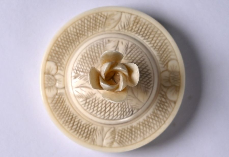 A Chinese ivory cricket cage and cover - Image 4 of 4