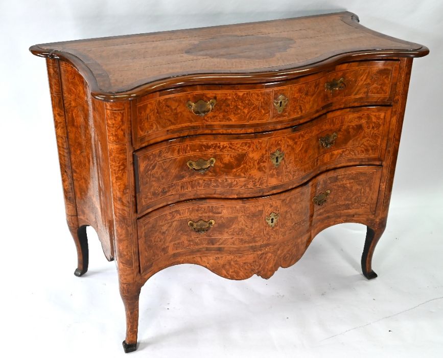 An 18th century continental serpentine commode - Image 6 of 14