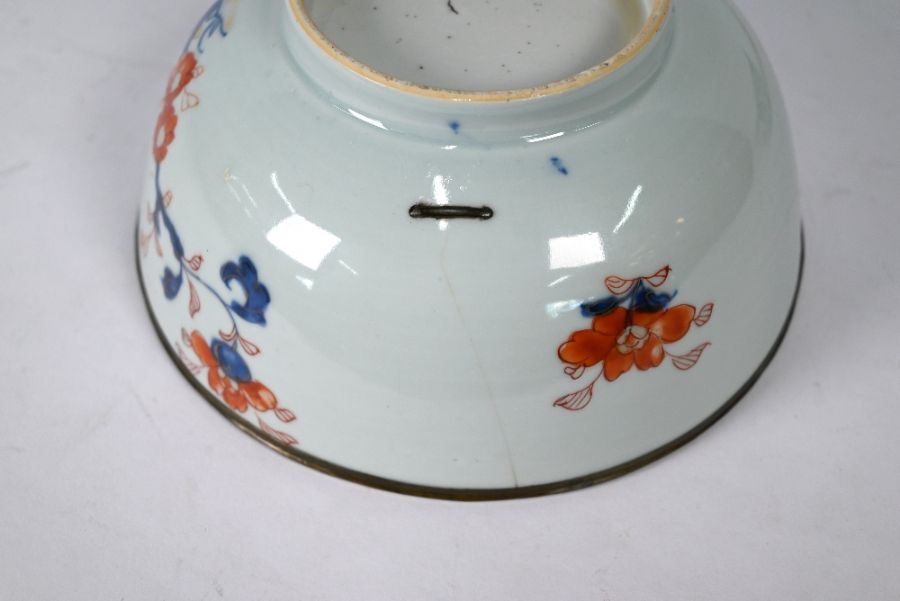 A 17th century Chinese blue and white bowl to/w a Chinese Imari bowl (2) - Image 5 of 9