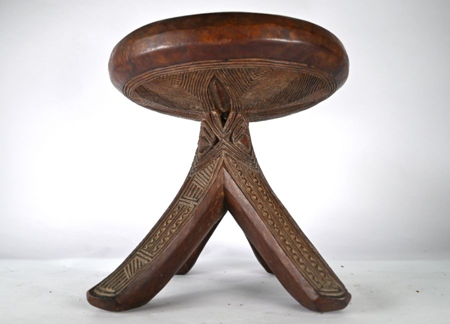 An old carved hardwood tripod stool of African origin - Image 2 of 5