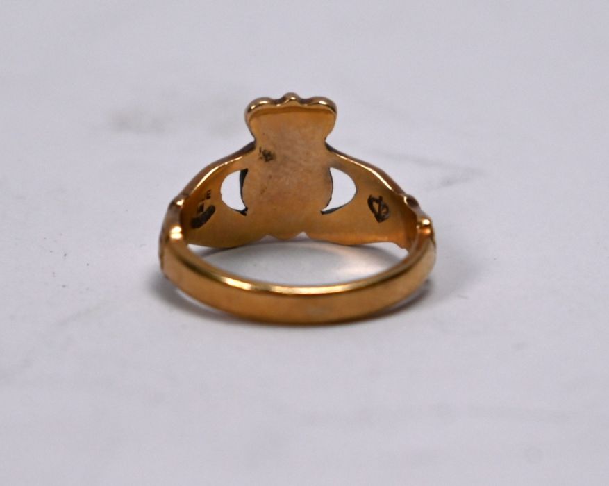 An Irish 9ct yellow gold Clodagh ring - Image 3 of 4