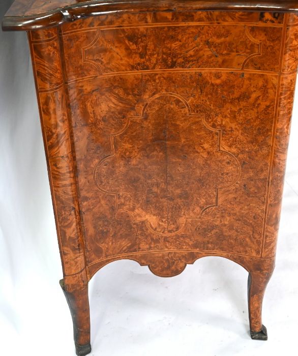 An 18th century continental serpentine commode - Image 4 of 14