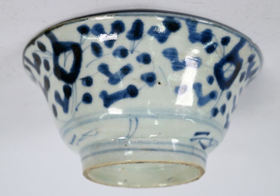 A 17th century Chinese blue and white bowl to/w a Chinese Imari bowl (2) - Image 9 of 9