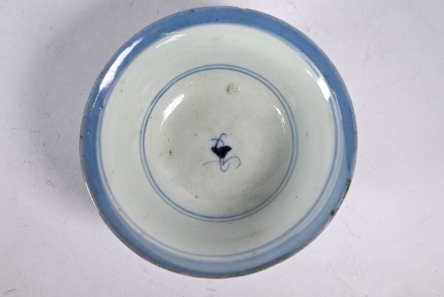 A 17th century Chinese blue and white bowl to/w a Chinese Imari bowl (2) - Image 6 of 9