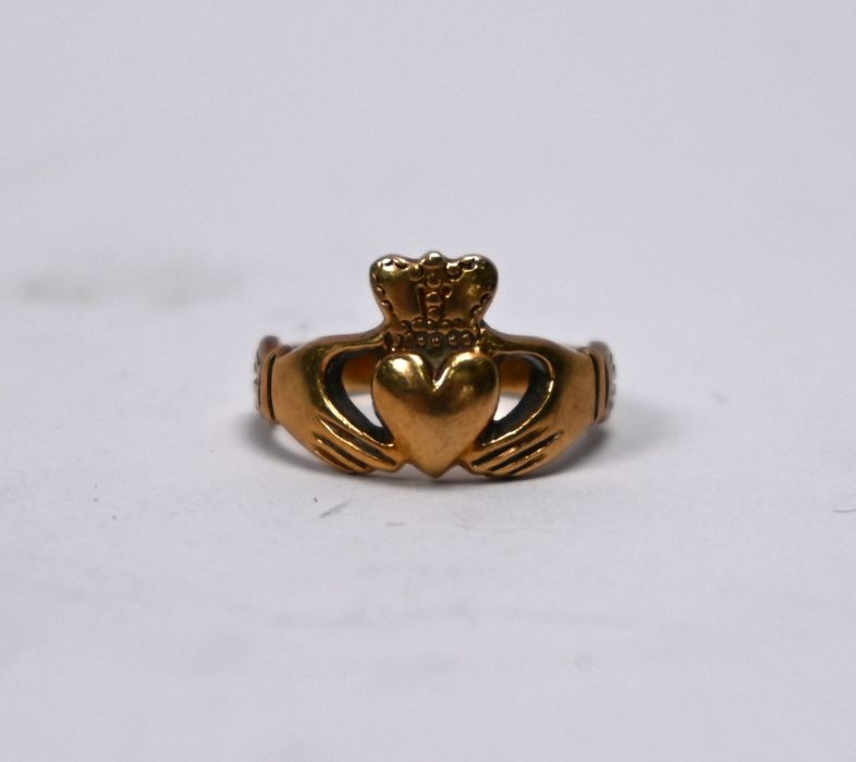 An Irish 9ct yellow gold Clodagh ring - Image 2 of 4