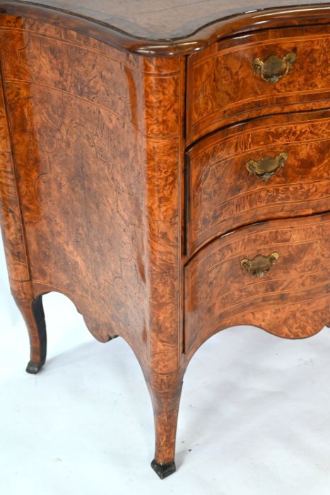 An 18th century continental serpentine commode - Image 3 of 14