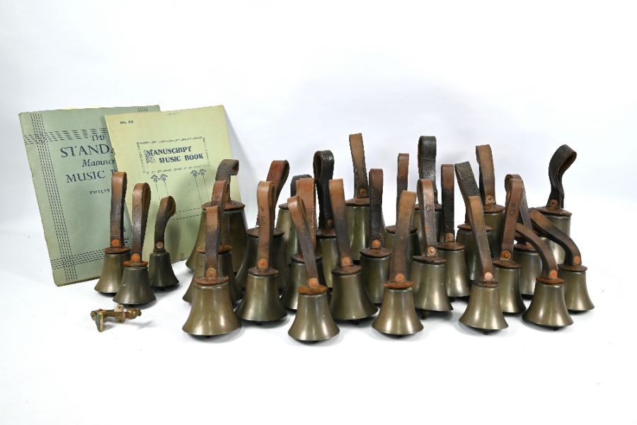 A set of twenty-nine handbells - Image 2 of 6