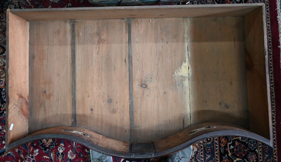 An 18th century continental serpentine commode - Image 7 of 14