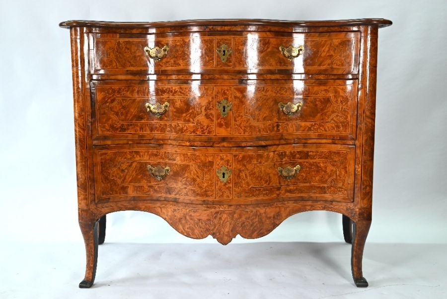 An 18th century continental serpentine commode - Image 2 of 14