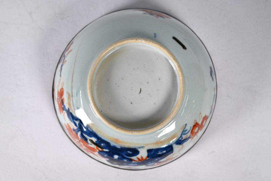 A 17th century Chinese blue and white bowl to/w a Chinese Imari bowl (2) - Image 4 of 9