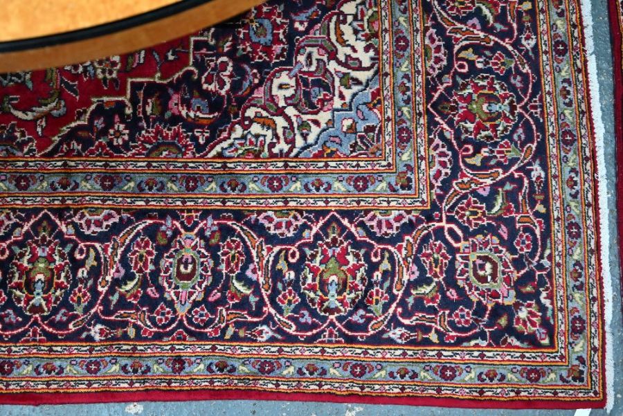 A Persian Kashan carpet, 380 cm x 245 cm - Image 5 of 6